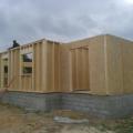 Montage et assemblage des murs d'une maison en bois